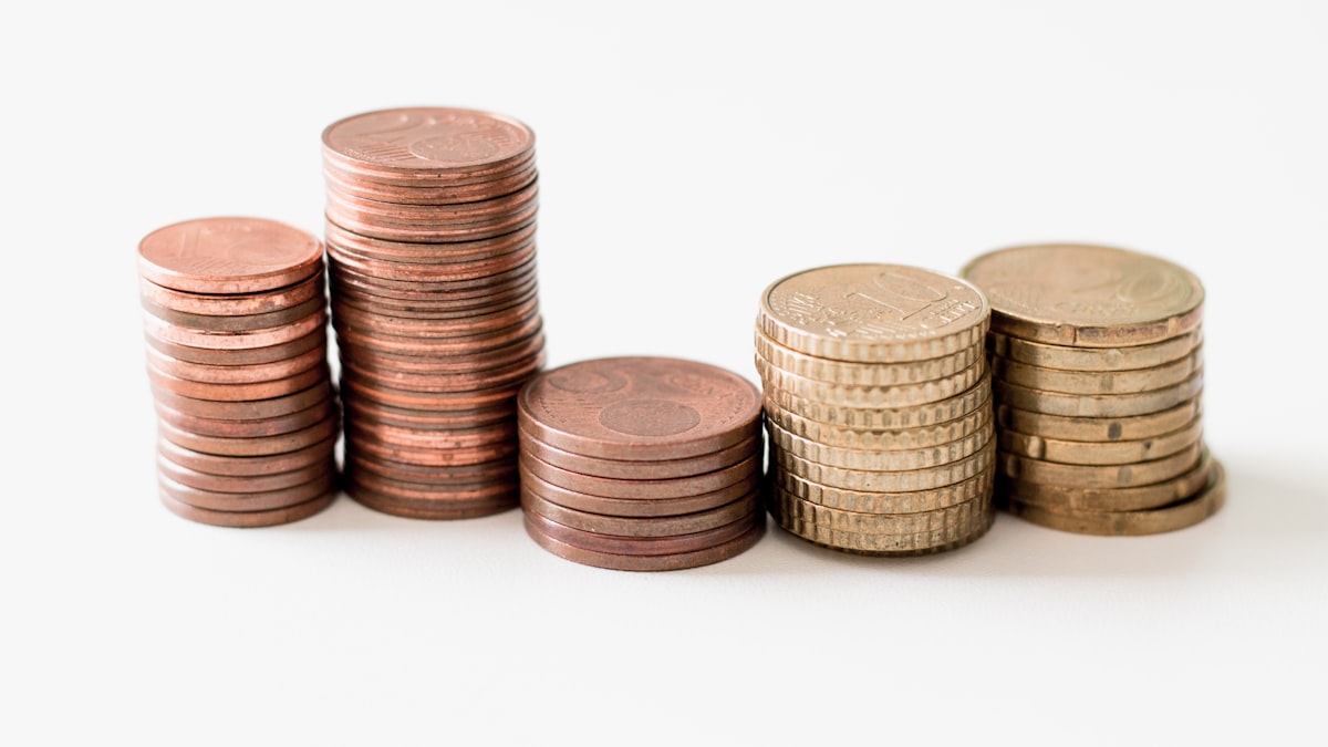 Financial data index comparison between mutual funds and exchange traded funds