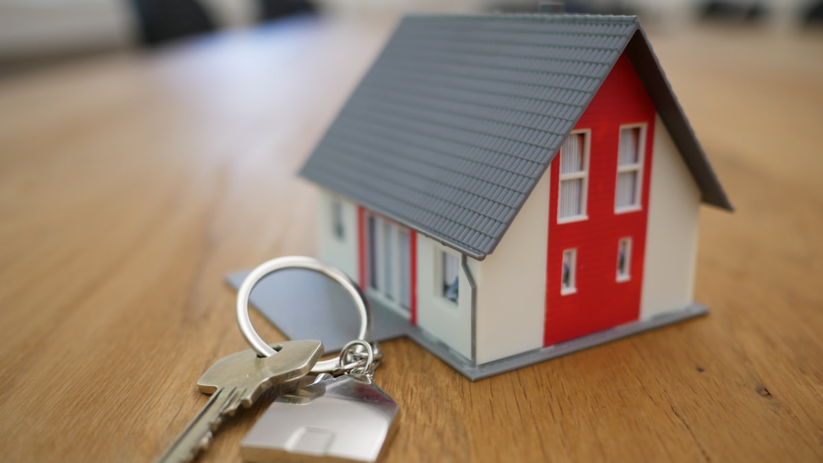 House keys and signed mortgage loan agreement on desk