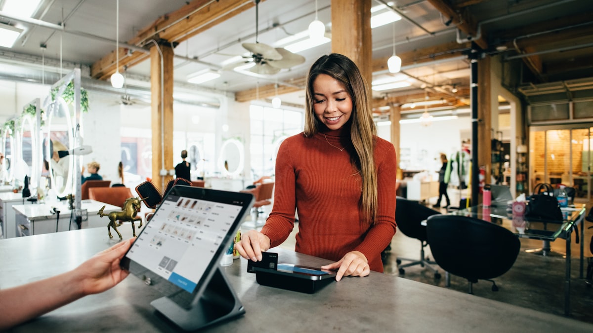 Point of sale contactless payment terminal and retail VAT receipt